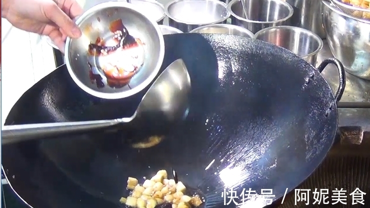 蒜子|大厨教你做酱烧杏鲍菇，味道鲜美，酱香浓郁，比红烧肉要好吃