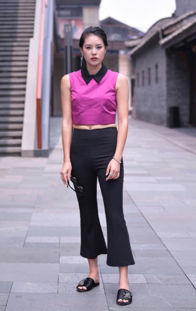 街拍:美女身材好,曲线优美,吸睛效果十分明显