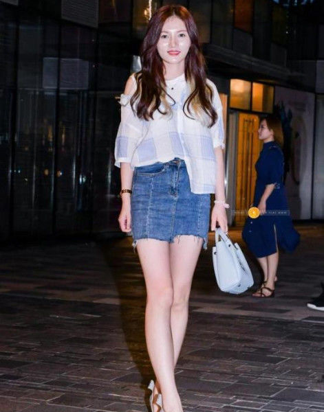 小姐姐|手挽手一起逛街的姐妹花,牛仔服与裙子搭配,演绎柔美与时尚的感觉