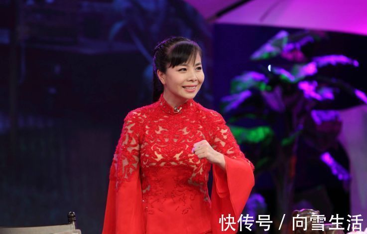 她上过《星光大道》，回老家却毫无架子，下地干农活、放牛成日常