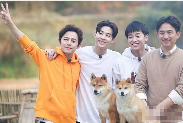 《向往的生活》中的小瓢终于被领养,节目大喜事