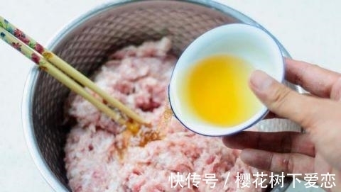 五香粉|拌饺子馅最忌放“此物”，10个人7个错用它，难怪饺子不鲜不好吃