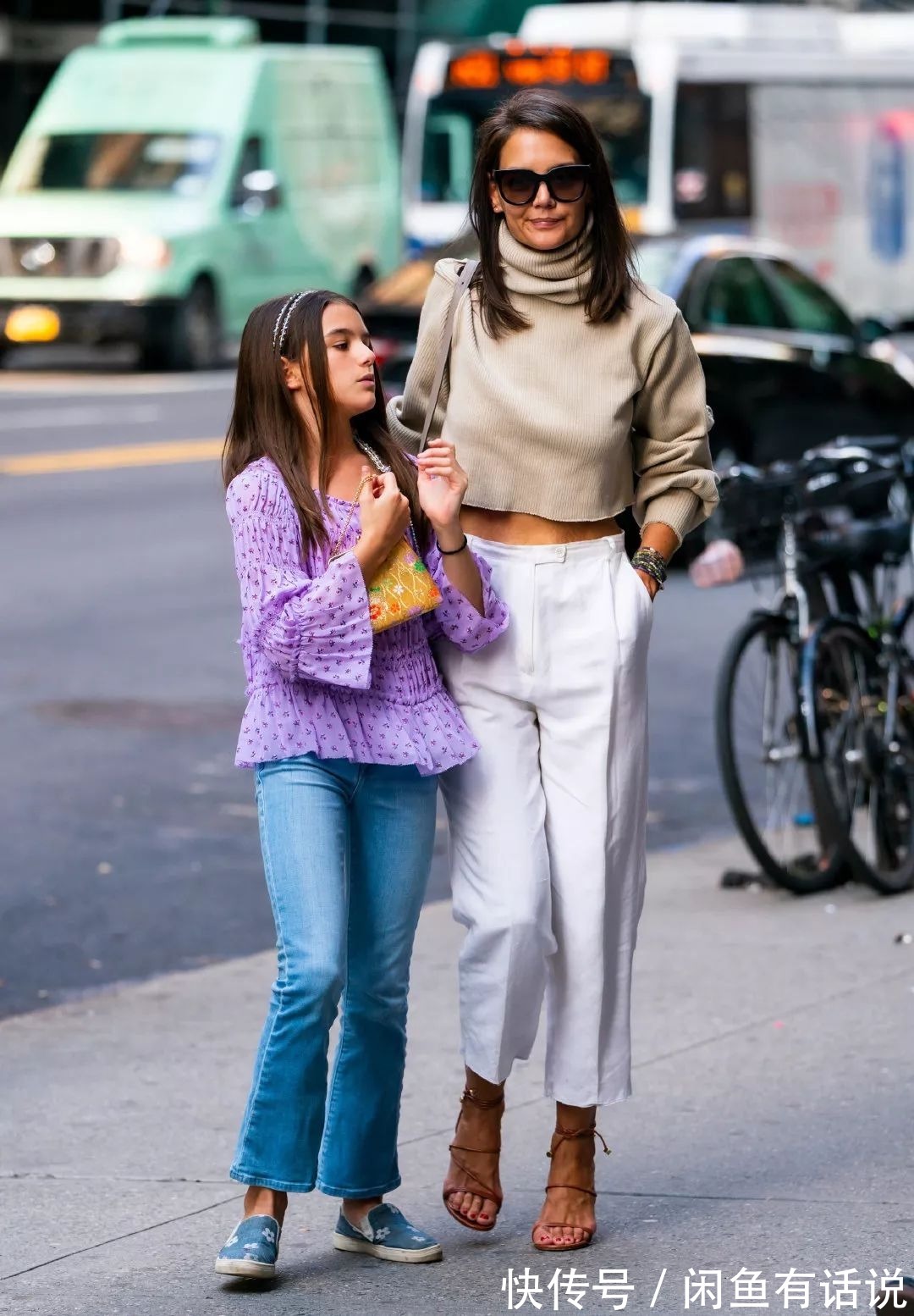 宽松|阿汤哥女儿真随性，穿“肥佬裤”配人字拖就出门，衣品确实是随妈