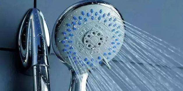 淋浴喷头出水小？教3个步骤轻松解决，跟新买的一样