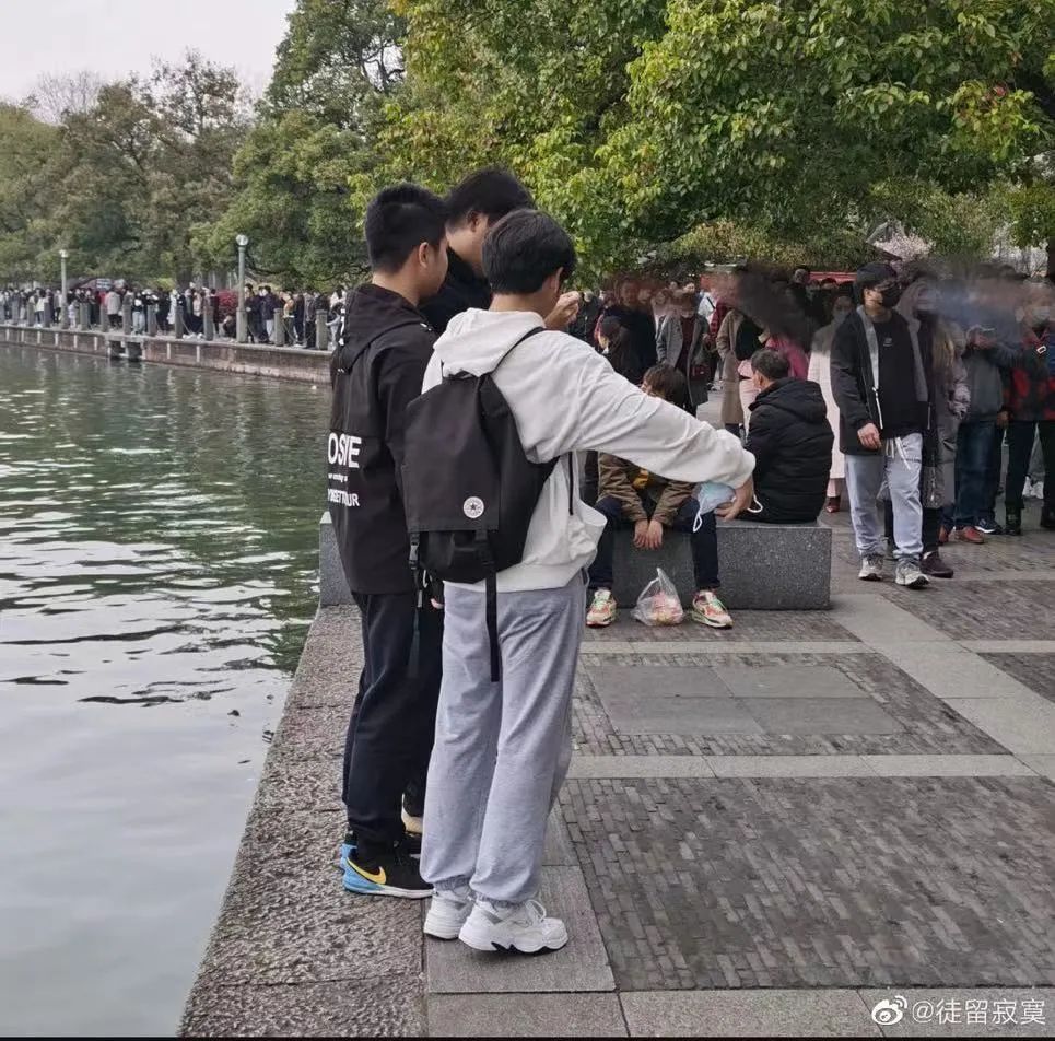 这是今天的西湖！地铁站挤成这样了！有人逛了2小时还没吃上饭，太子湾一幕让人心疼