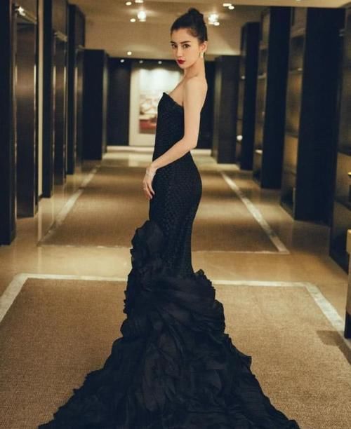 写真|女明星的写真照曝光，卫衣穿出甜美女神范，看起来非常时尚靓丽