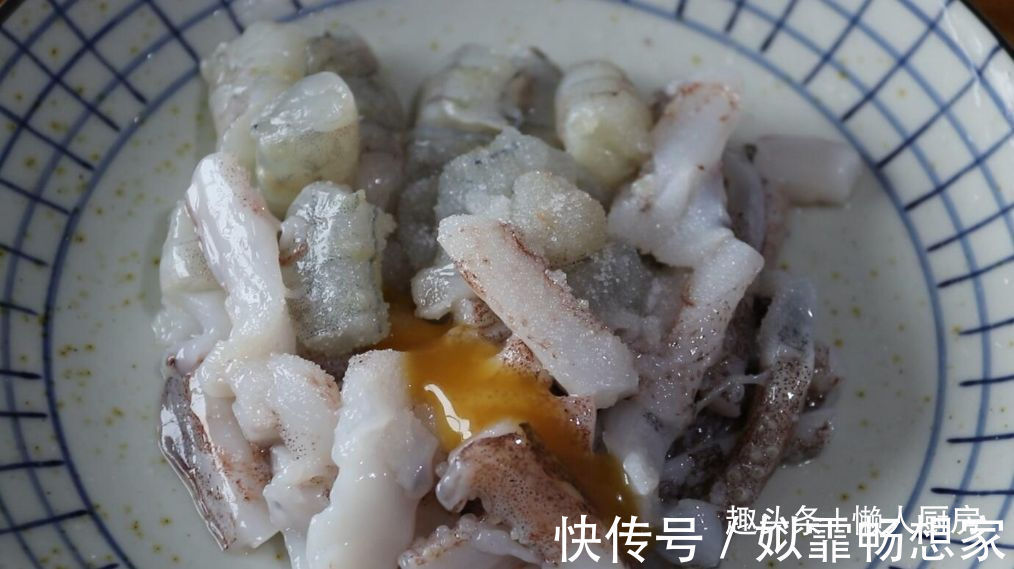 这是海鲜炒米粉的做法，加点它们一起炒，可做菜也可做主食