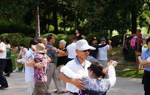 老人|长期走路有助于长寿?提醒:过了60岁的老人,尽量做好这3件事