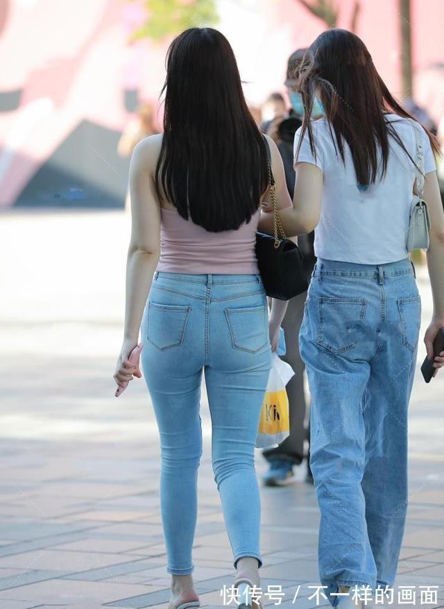 针织 长款牛仔打底裤搭配粉色上衣,好看甜美,展现女性的气质