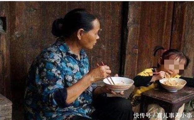 事事|双胞胎女儿两地成长，一个在城市一个在农村，两年后再见妈妈后悔