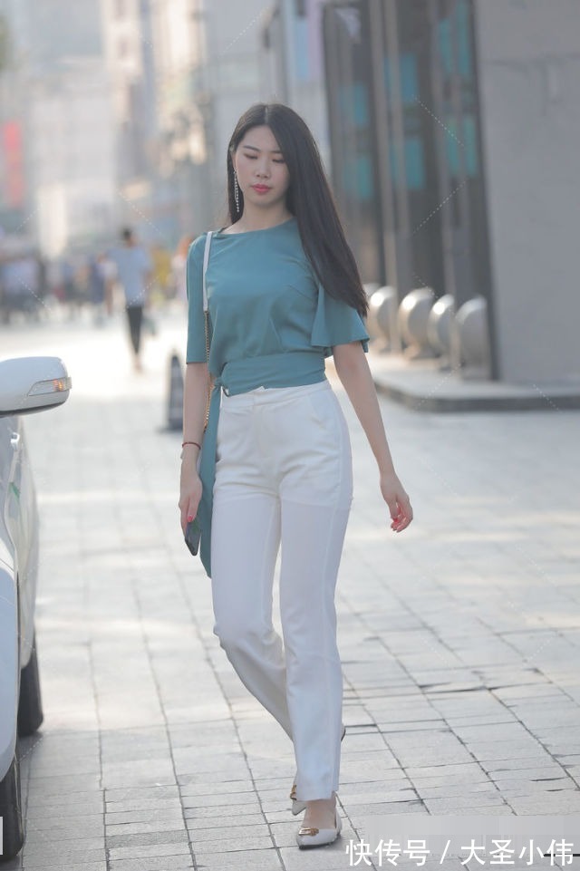 休闲裤|美女街拍:一身简单又好看的休闲裤穿搭,造型方面也因此显得亮眼了许多
