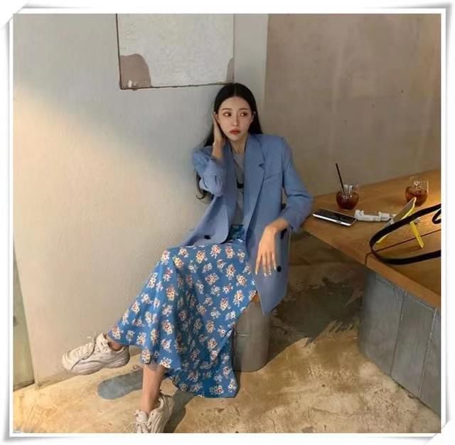 最近火了一种穿法：“西装+碎花裙”，又温柔又优雅，春天穿正好