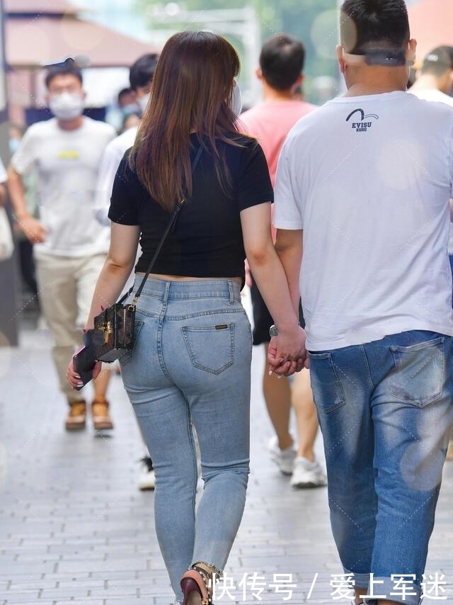 街拍美女:微胖女生要怎么穿,黑色搭尖头高跟,关键这样太有范儿