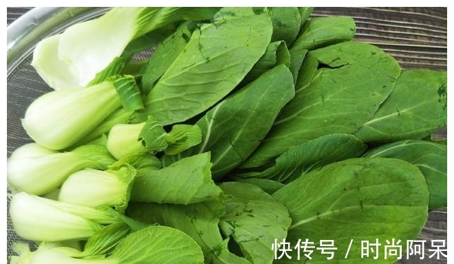 小技巧|炒菜油老往外崩怎么办?教你1个小技巧,再也不怕炒菜崩油了
