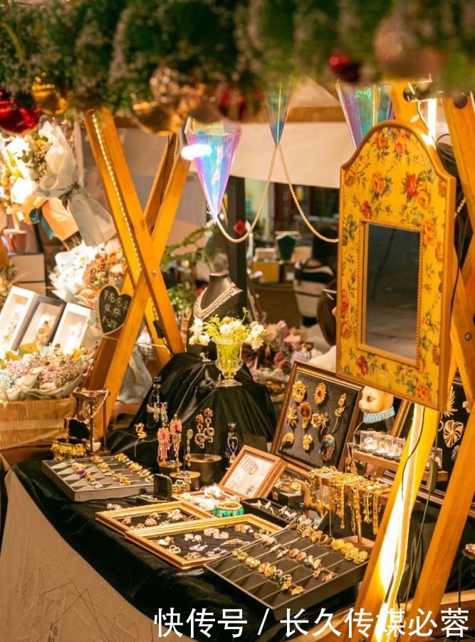 岭南天地|地铁直达看光影艺术,“神秘发光巨兔”华南首展等你来撸兔!