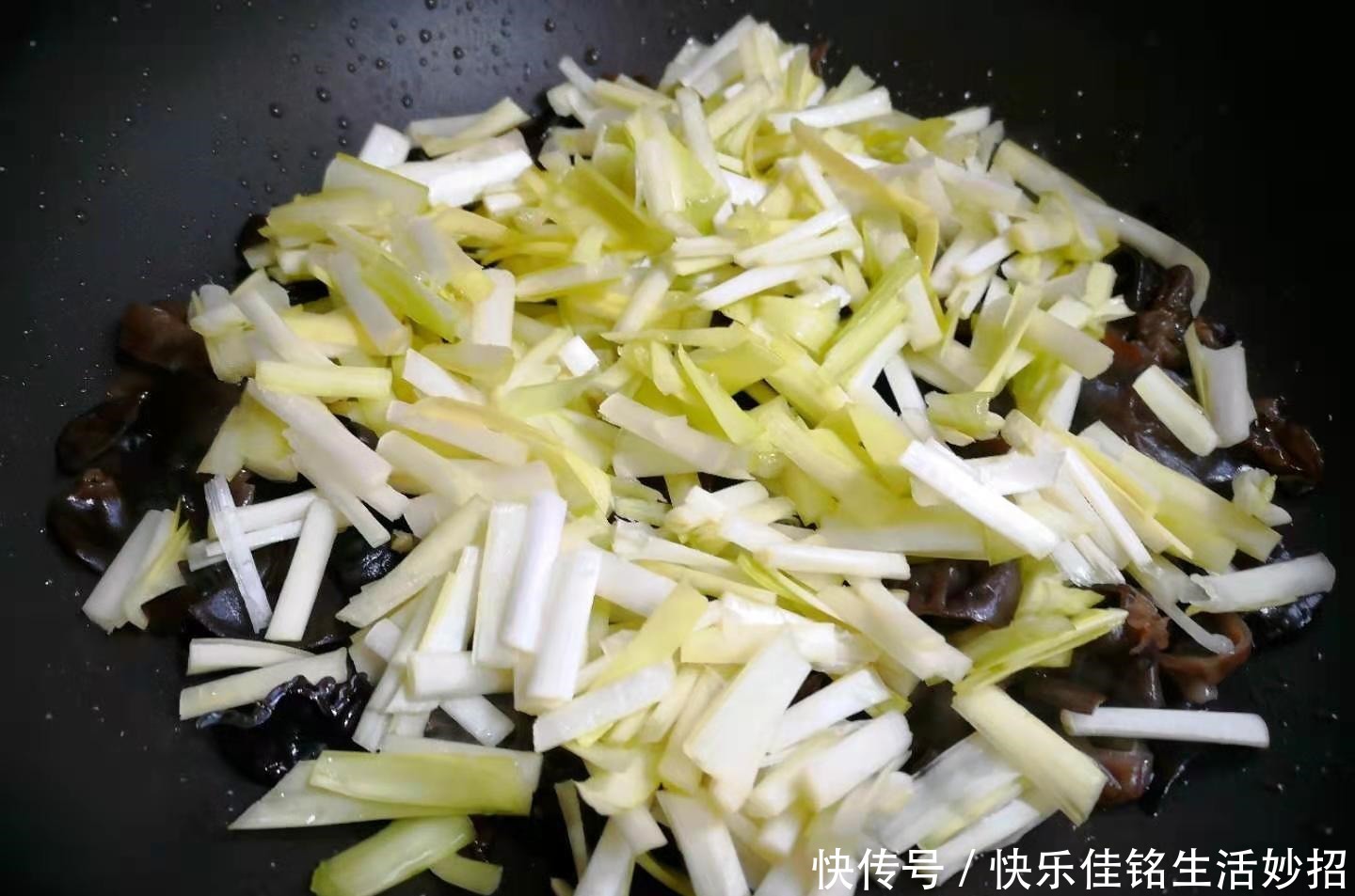 韭黄炒木耳|这菜和黑木耳是绝配,简单一炒,清肠又去脂,正当季,要多吃!