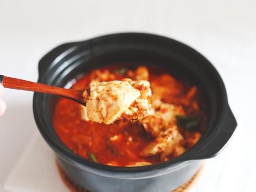  甜香|石锅嫩豆腐汤色泽诱人，甜香嫩滑，看着很红，辣度很低，满嘴回甘