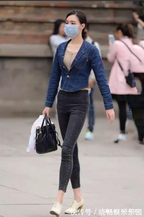 蕾丝|路人街拍,运动鞋和棒球帽的修饰,显得更加青春活力