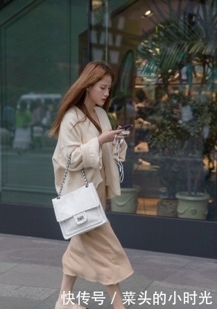 路人街拍,小姐姐搭配一件白色的贴身小背心,非常随意和性感