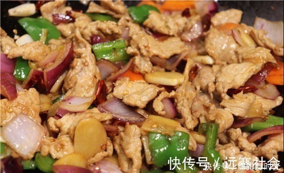 洋葱炒肉很多人第一步就错了，难怪不好吃，看饭店大厨不外传诀窍