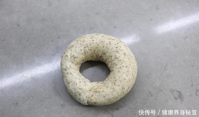 不用发酵就能烤的面包，暄软又筋道，加这料麦香浓郁，早餐吃不够