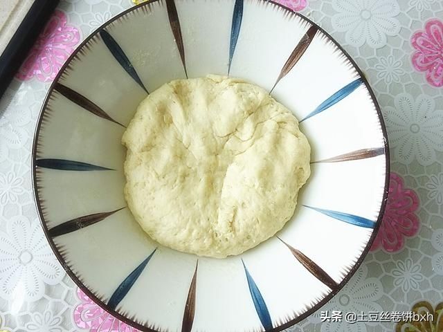 平底锅|烧饼这么做真省事，平底锅就完成，多加一样材料太香，冷热都好吃