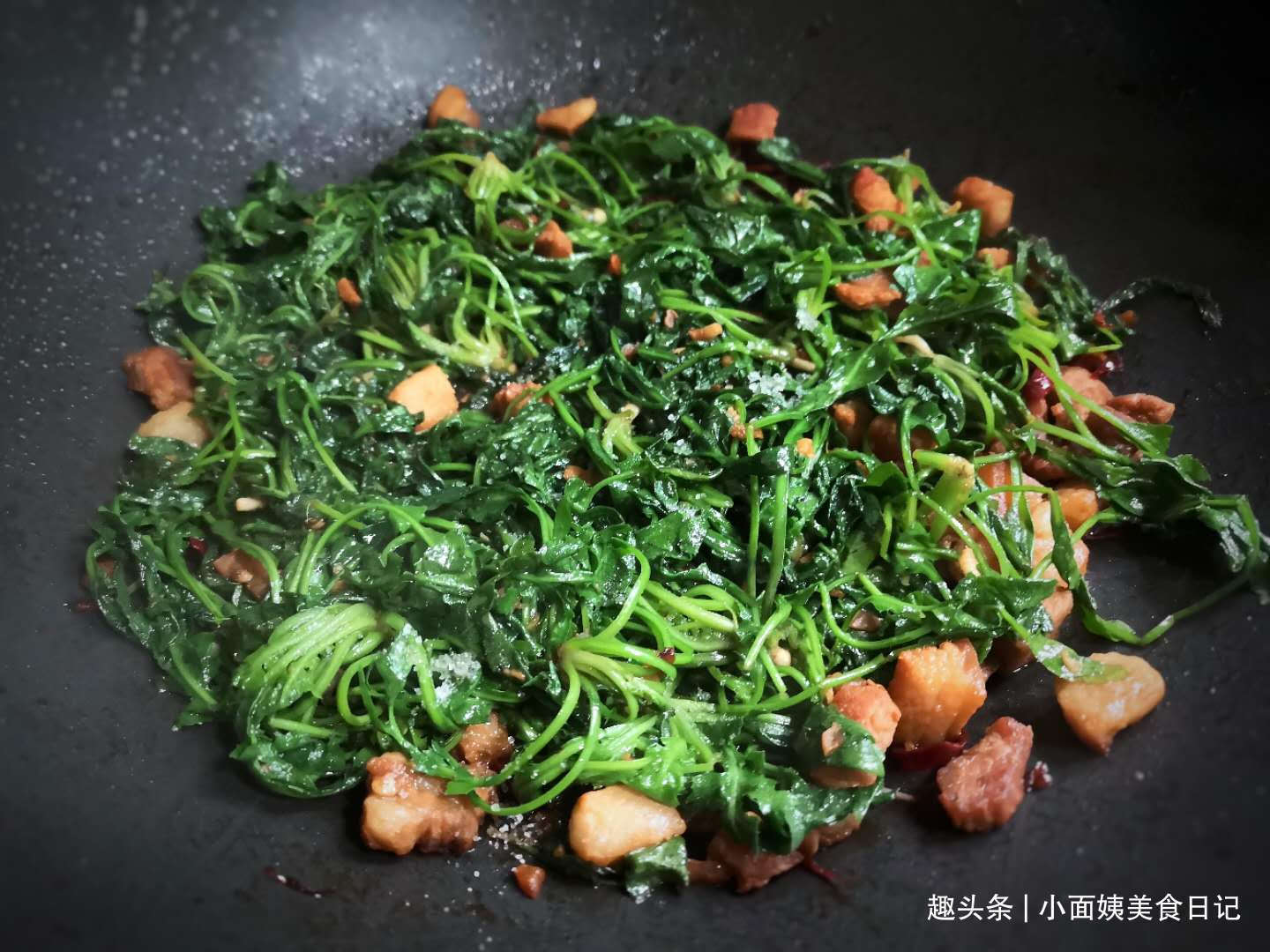 秋天,抓紧吃此菜,鲜嫩翠绿特下饭,3元一斤,再不吃就过时了!