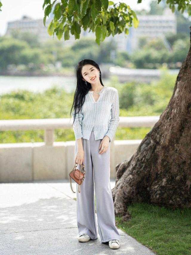针织衫|30岁~45岁的女性秋季穿搭分享,针织衫配直筒九分裤,显瘦又减龄