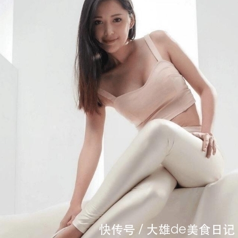 大胆|微胖打底裤小姐姐,自拍时大胆秀出丰腴身材,尽显成熟野性的韵味