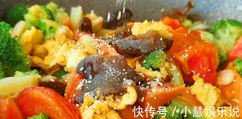 炒西兰花，最忌直接炒和焯水了，教你3招，脆嫩入味，营养不流失