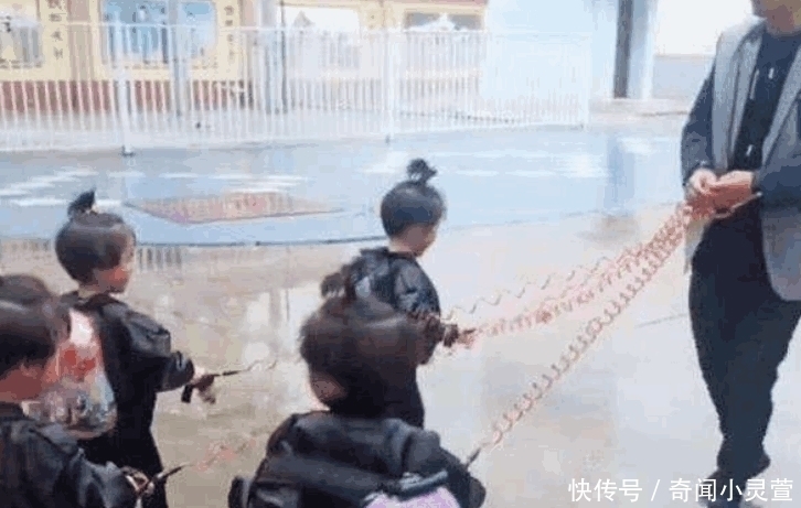 放学|爸爸接四胞胎放学犯了愁, 看到爸爸手里的东西, 老师忍不住笑了!
