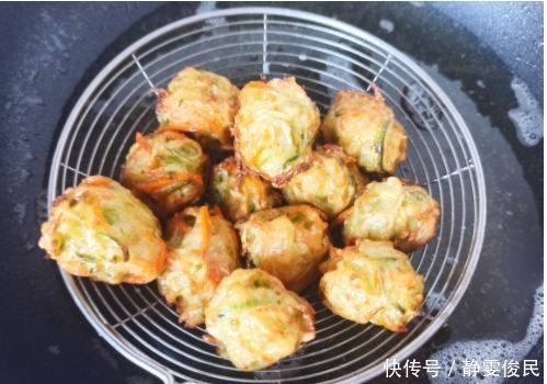 这才是萝卜丸子的传统做法,外酥里嫩,不加一滴水,凉了也不会硬