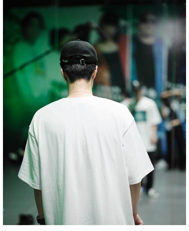 舞台|王一博‘葫芦娃’舞引热议，网友回忆第一印象