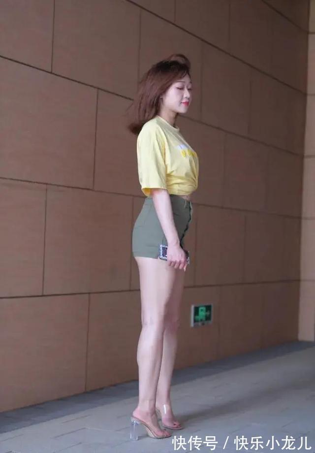 高跟鞋 妹子身穿T恤衫搭配短裙,如此简单简洁穿着,看上去优雅又时尚