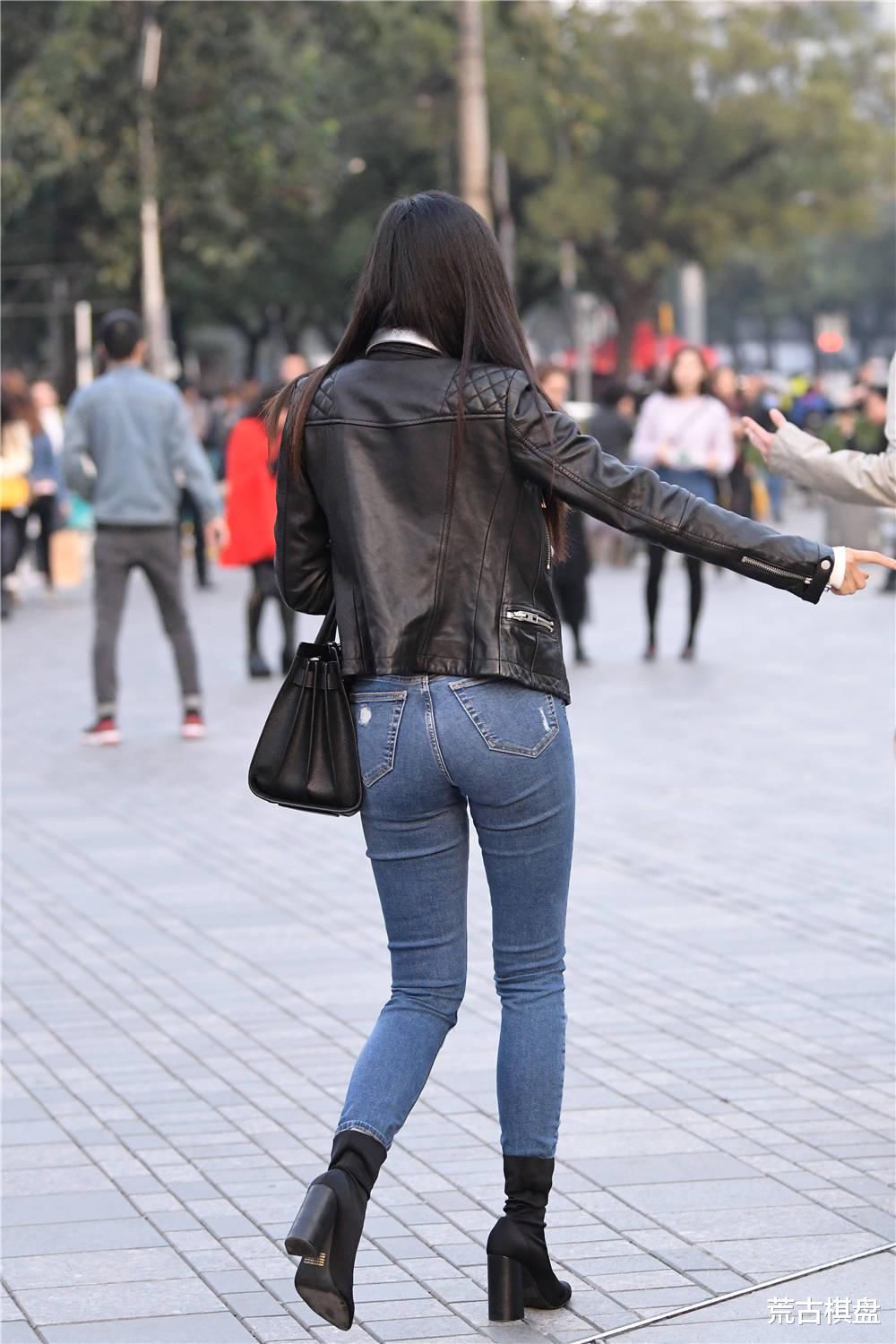 紧身牛仔裤，搭配粗高跟短靴，苗条身材的春季穿搭