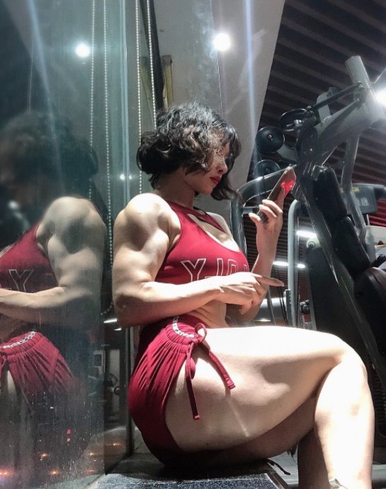 白大褂|青岛辣妈，脱下白大褂，一身腱子肉力量感十足