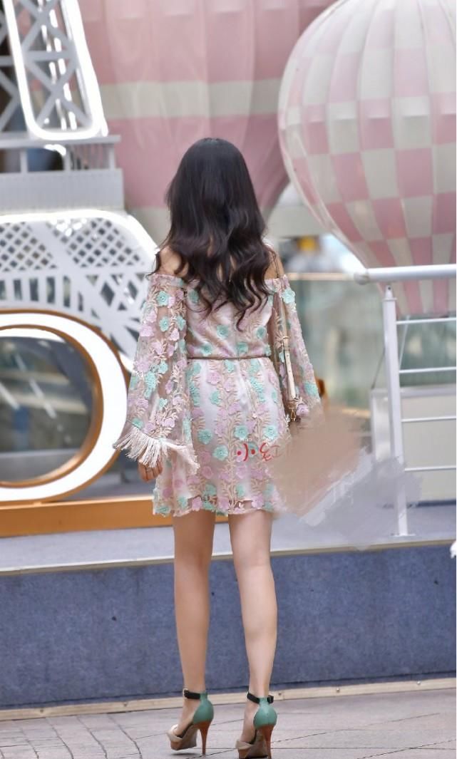 做工精致的一字肩短裙，加上鱼嘴高跟凉鞋，妥妥的女神形象