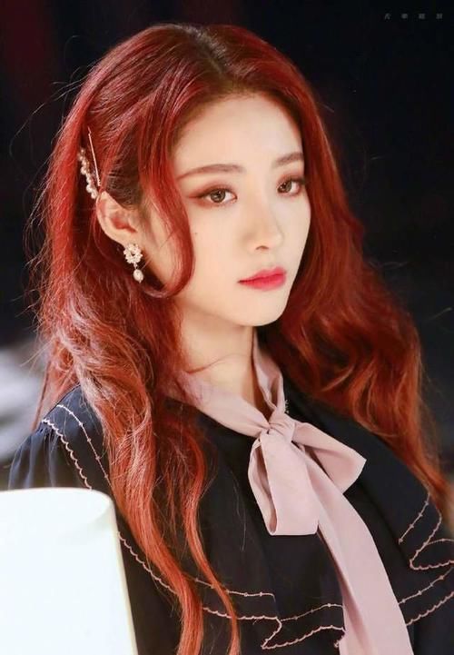 木棕|今年冬季流行染“奶茶色”,看似低调却很有质感,不换发型也时髦