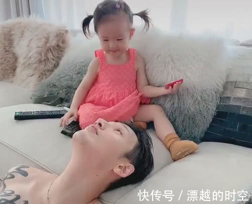 小情人|奶爸被小情人“小鸡啄米”火了,网友娃好可爱,好想抱抱她爸爸