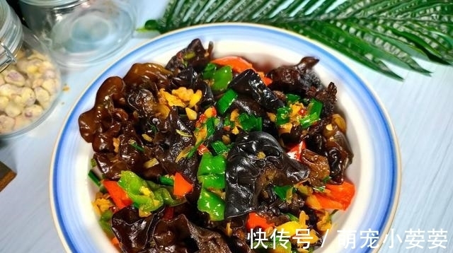 黑木耳|冬季必备的进补素菜,它排第1名,钙和铁比牛肉高,要常给孩子吃