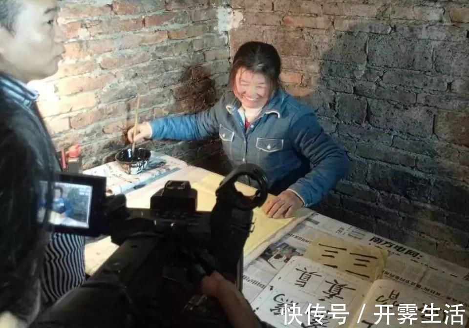 书法家$50岁大妈坚持20年练字,如今一幅字可卖100元,书法家称缺乏灵魂
