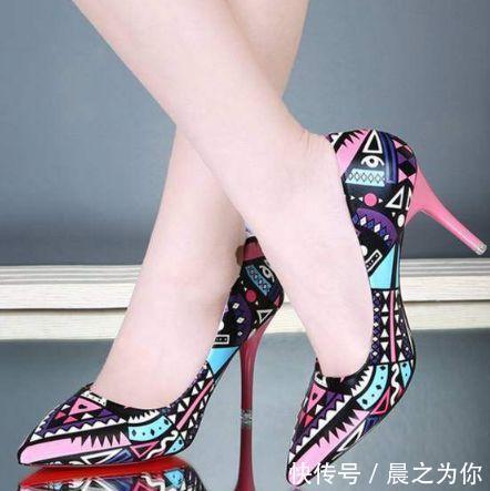 高跟鞋 高跟鞋配上白白的美丽脚丫,彰显高贵气质,更富名媛气息!