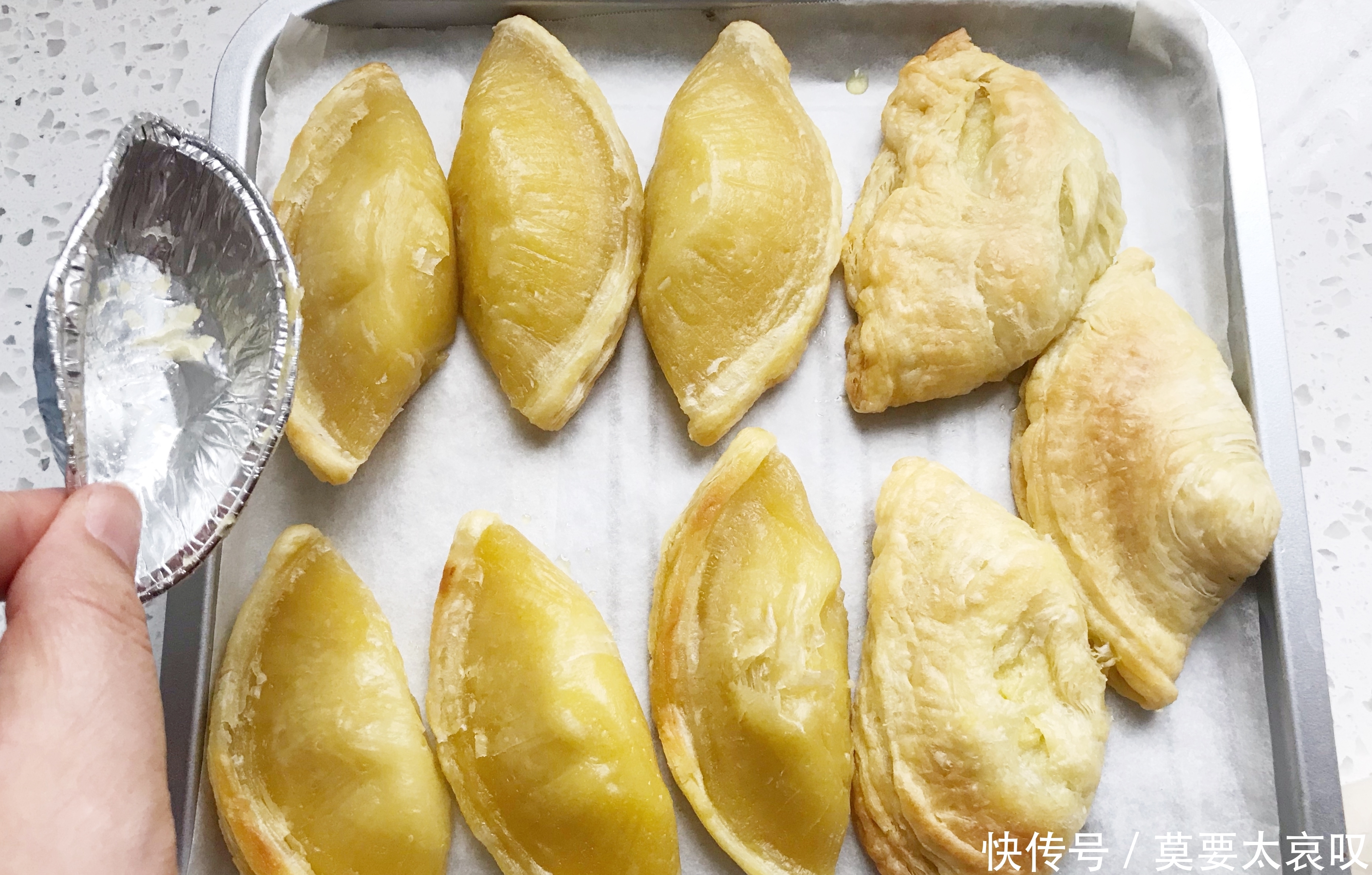 春天爱吃酥皮点心,手不沾面3分钟做1盘,金黄诱人,层层香酥掉渣