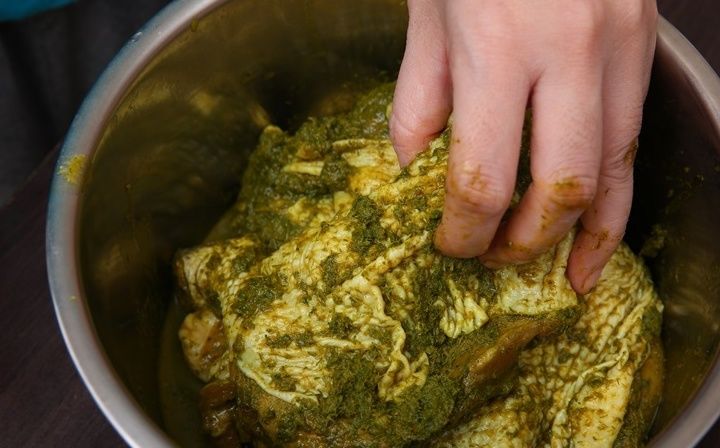  鸡腿怎么做更好吃？两个鸡腿10根香茅，先腌后煎步骤不能少！