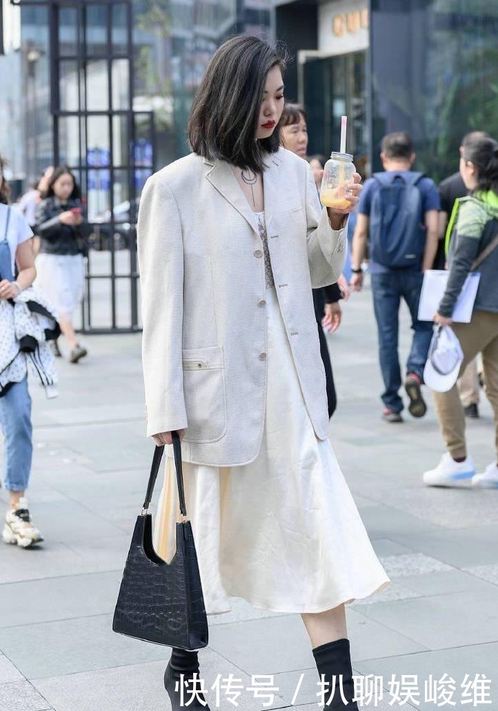 小姐姐身穿绿色条纹套装,搭配一双黑色运动鞋,显得特别精神