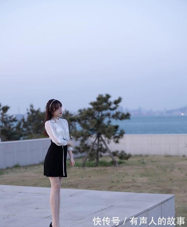 短裙 白色雪纺衫搭配黑色高腰短裙,简约的款式舒适耐看,气质怡人!