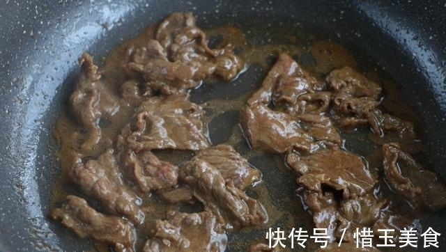 小葱|牛肉炒哪种蘑菇好？试试双孢菇，尤其适合冬天给小孩吃