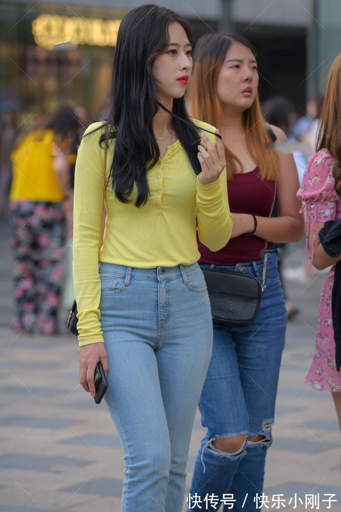 搭配|简单的单品也有魅力，修身打底搭配牛仔裤，穿出性感时尚