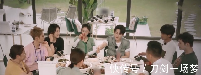 中餐厅|《中餐厅5》有多假?客人吃到生米线忍气吞声,赵丽颖出手相助