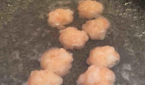 孩子特别爱吃的虾滑，制成紫菜虾滑汤，保管吃上两碗饭